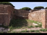 04377 ostia - regio i - insula xiv - caseggiato (i,xiv,9) - raum am suedende - bli ri westen - 09-2023.jpg